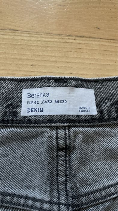 Чоловічі джинсові шорти Bershka рвані сірі розмір 42 (32) графітові