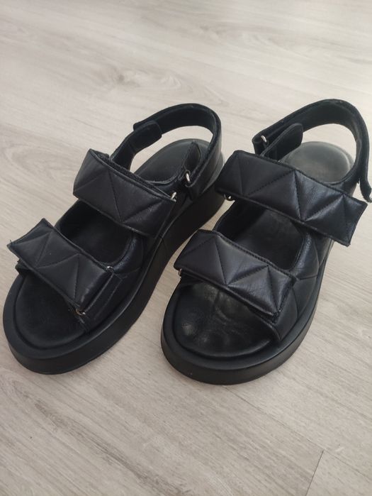 Босоніжки жіночі