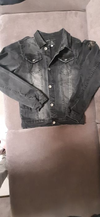Джинсовий піджак на хлопця.
