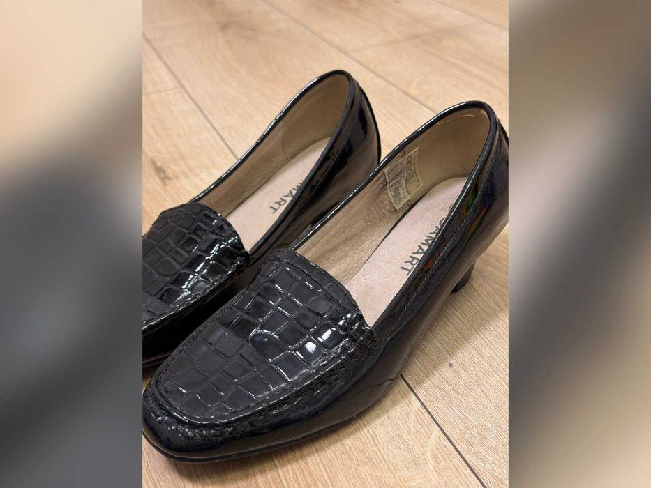 Buty czarne we wzór krokodyli na słupku 38