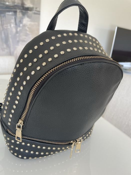 Mochila pequena preta com tachas douradas