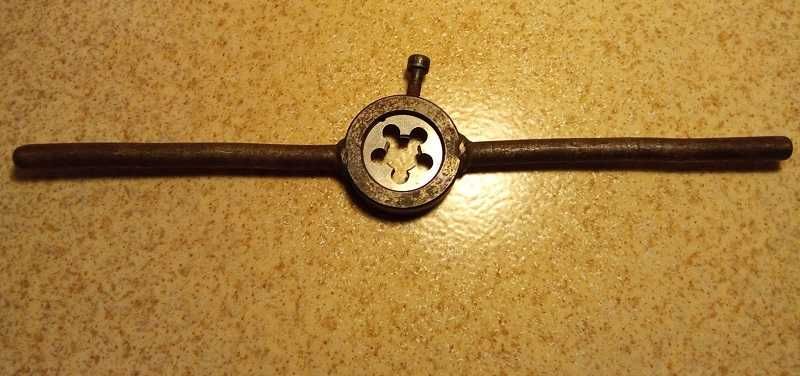 Плашка G 1/2“ с плашкодержателем