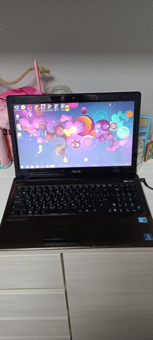 Ноутбук Asus (Батарея тримае)