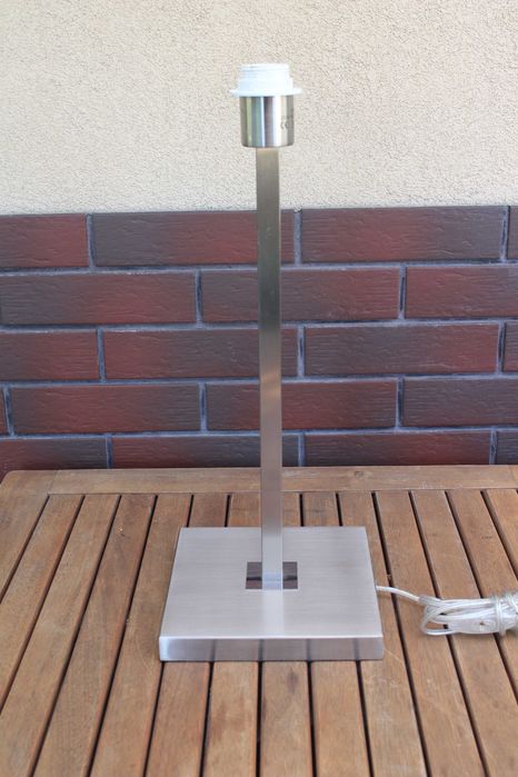 metalowa podstawa lampy stołowej