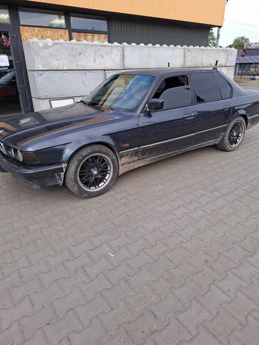 Автомобіль BMW 735I