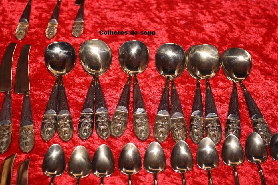 Faqueiro em alpaca com o cabo em Pau-Santo e com a figura do Deus do S