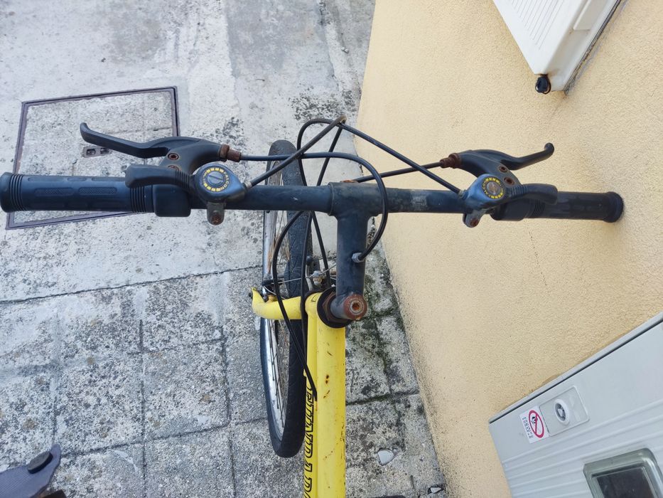 Bicicleta usada para restaurar ou peças