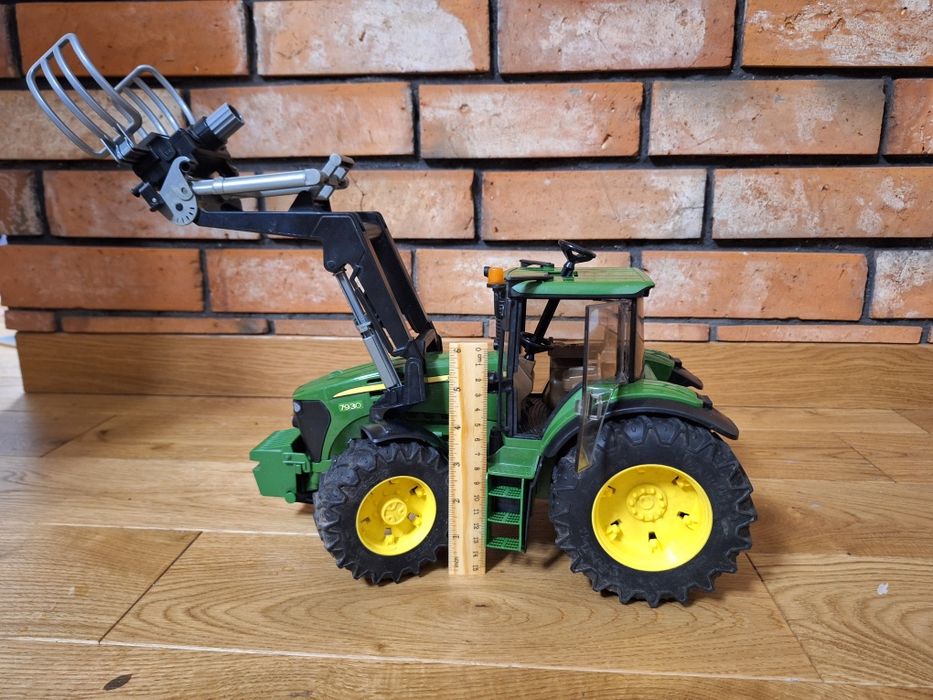 Bruder traktor john deere 7930 z ładowaczem do bałd