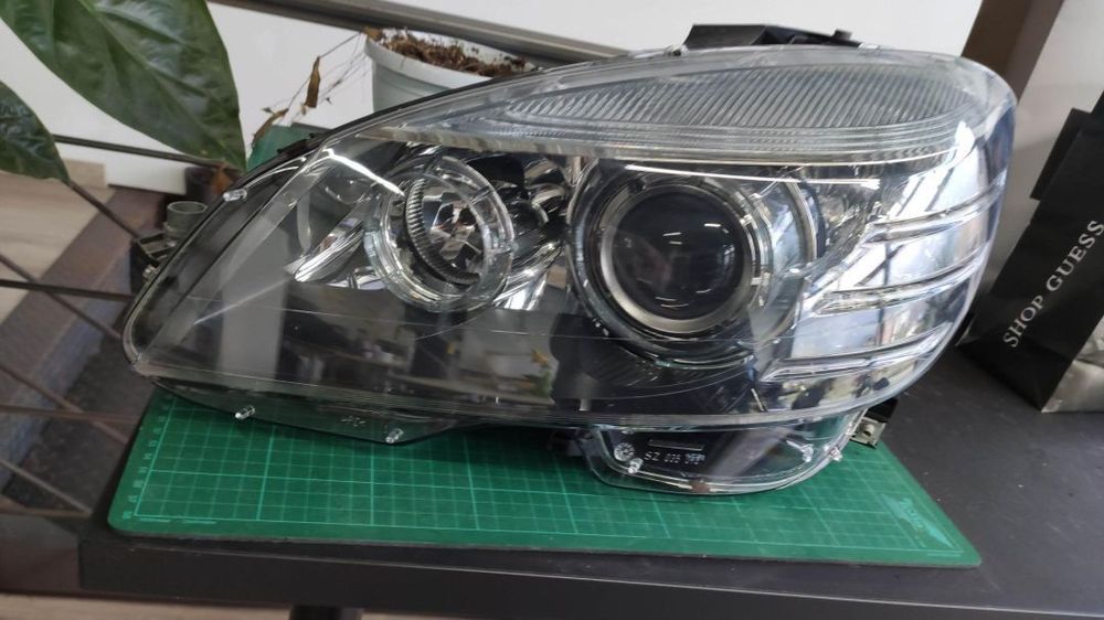 farol esquerdo bi-xenon escurecido w204 C63 AMG
