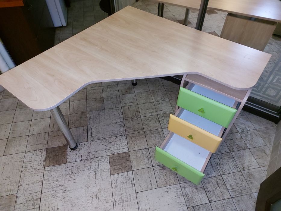 Стіл письмовий кутовий