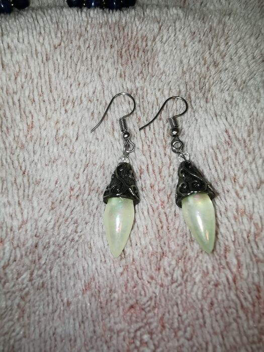 Malutkie kolczyki z opalem