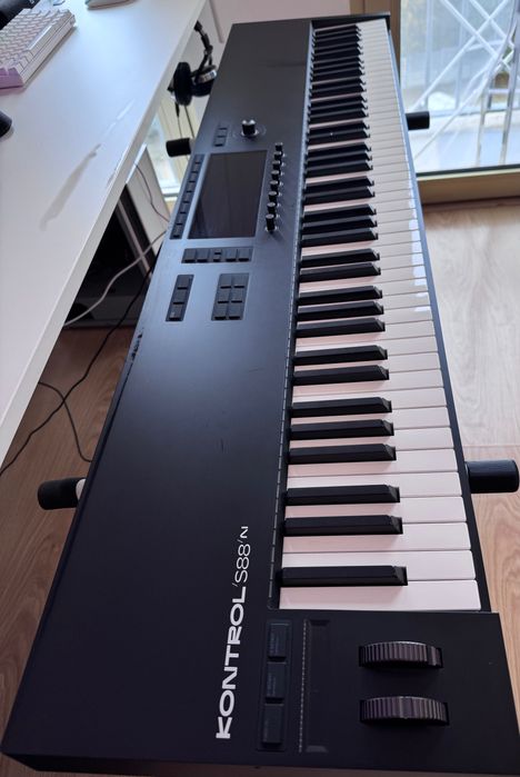 Kontrol S88 keyboard like new