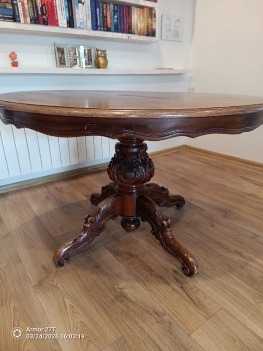 Stół drewniany okrągły rzeźby