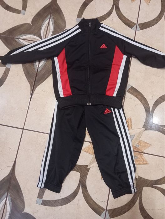 Костюм спортивний Адідас стан відмінний.