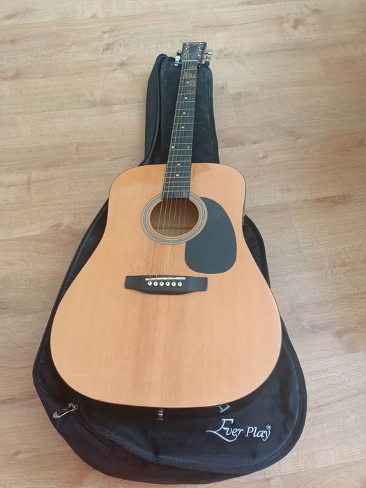 Gitara akustyczna z nowym futerałem
