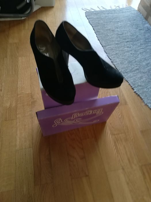 Sapatos de senhora em camurça pretos