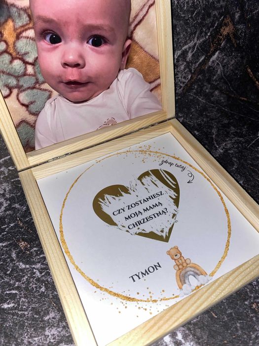 Zdrapka w drewnianym pudełku "Czy zostaniesz moją mamą chrzestną"