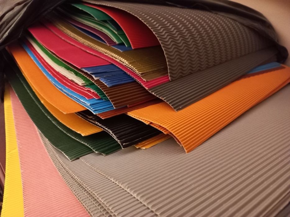 Cartolinas caneladas, de diversas cores, em folhas