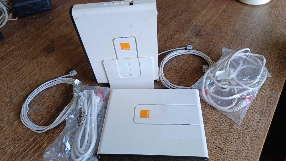 2 ROUTERy WiFi ze wbudowanym modemem ADSL2+ marki SAGEM +kabelki