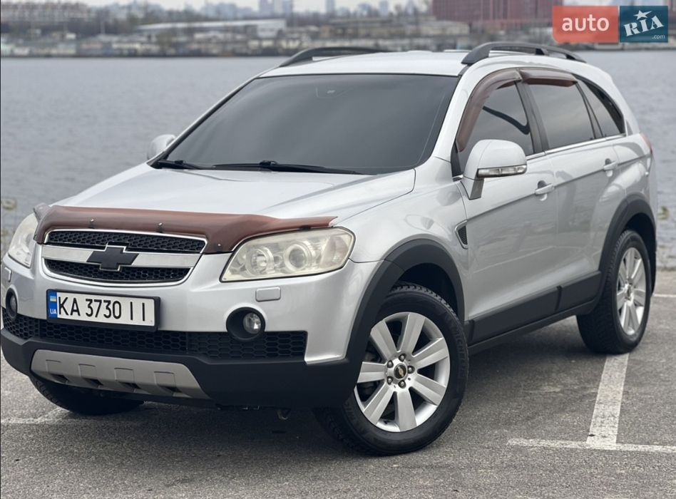 За час володіння мною, в автомобілі було зроблено наступне:
замінена кришка клапанів; замінено ГРМ, та помпа; замінено масло в двигуні та коробці, а також
всі фільтри; прочищено дросель;
промито систему охолодження; замінено термостат; встановлено якісні Lеd-лампи у ближній,
дальній та туманки; замінено амортизатори; замінено тормозні колодки та тормозні диски в коло;
зроблено якісне тонування включно з
лобовим склом; замінено педаль газу разом із датчиком замінено масло гідропідсилювача придбано та встановлено нову зимню гуму
Michelin 235/60/18;
Усі запчастини встановлювались виключно по оригіналу. Газ вписаний
Автомобіль перебуває у повністю справному
стані та не потребує вкладень
Не терміново. Допомоги в продажі не
потребую.