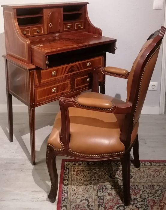 Escrivaninha com alçado (Papeleira Secretária Escrevaninha)  D. Maria.