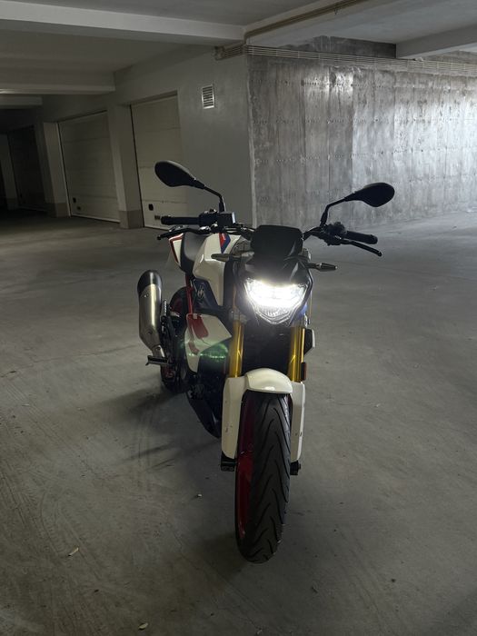 BMW G 310R.
