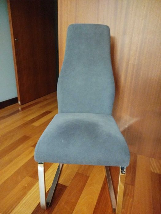 Mesa de Jantar em Vidro com Pé em Inox e 6 Cadeiras Cinza