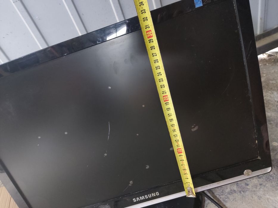 Monitor na części lub w całości uszkodzona matryca