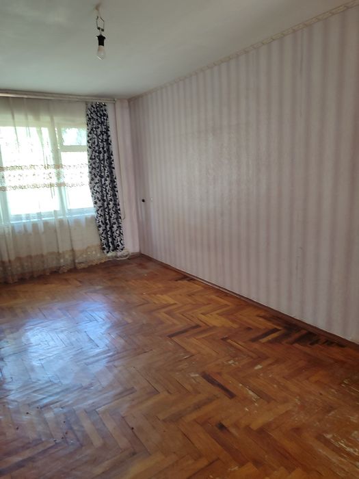 Продам 1/2 часть в  двухкомнатной кв. Ул.Рустави .Осипенковский р-н.