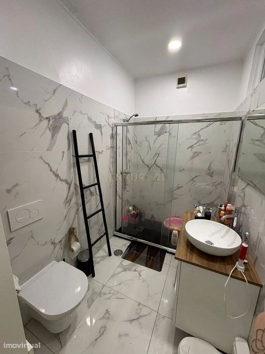 Apartamento T2 Renovado na Venda Nova – Zona Calma e Bem Localizada