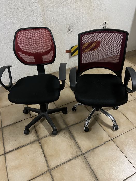 Duas cadeiras de secretaria