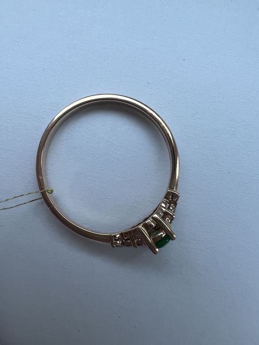 Золотое кольцо с бриллиантами и изумрудом р.17 красное золото 585 пр