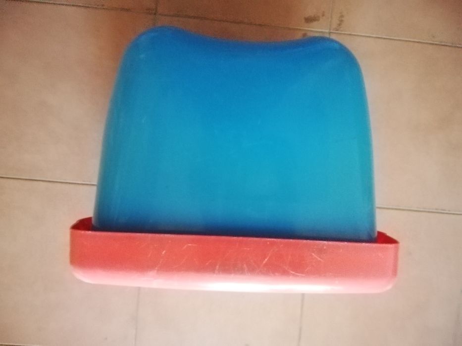 Balde cheio de peças tipo lego.