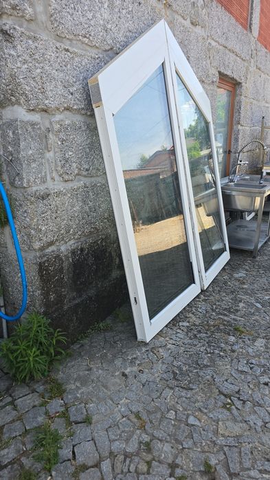 Janelas fixas em triângulo,  em PVC em excelente estado e outra janela