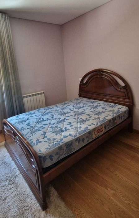 Mobília variada (mesa, cama)