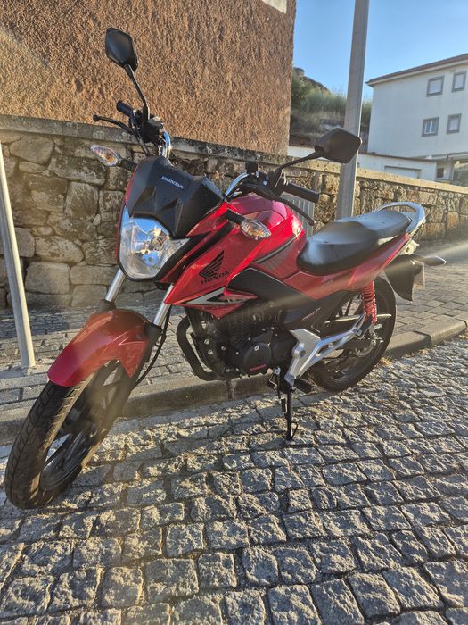 Honda CB125F vermelha