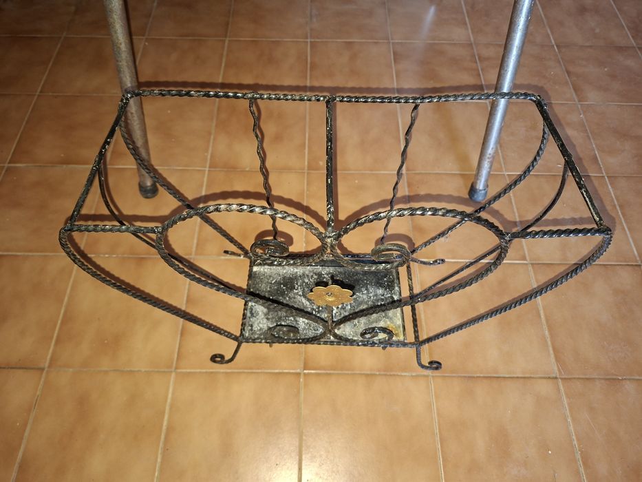 Mesa de ferro e tampo de vidro