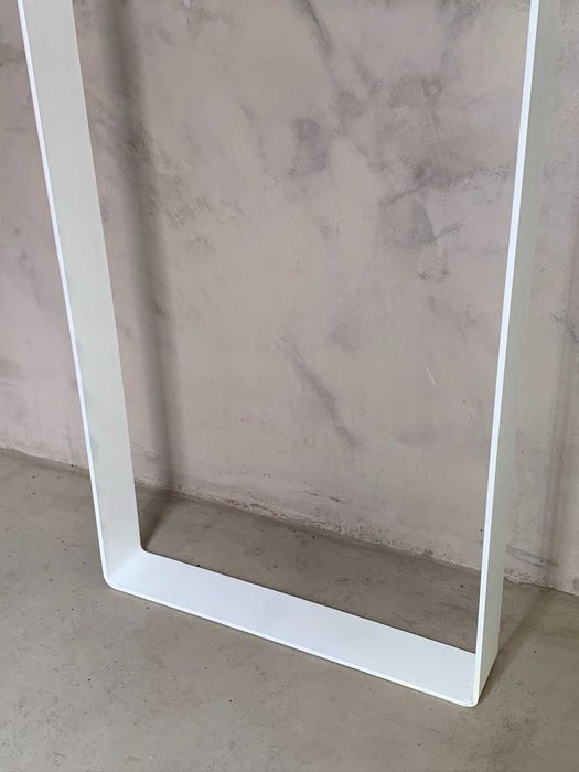 Pés de mesa em aço branco e plano
