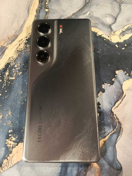 Продам Tecno Camon 40 16/128gb . цвет серый в идеале .