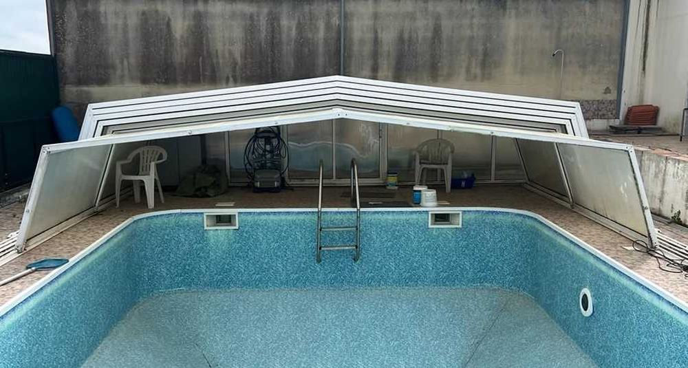 Cobertura para piscina extensível em aço e respectivas calhas