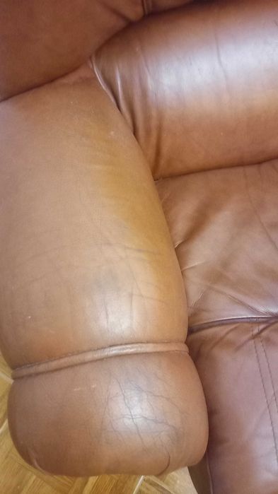 Conjunto sofá-cama e individual em couro. Em bom estado.