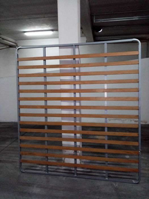 Mesa e estrado de cama