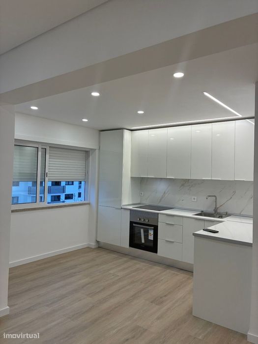 Apartamento T4 em Barreiro com Excelente Localização — Santo António da Charneca, Setúbal