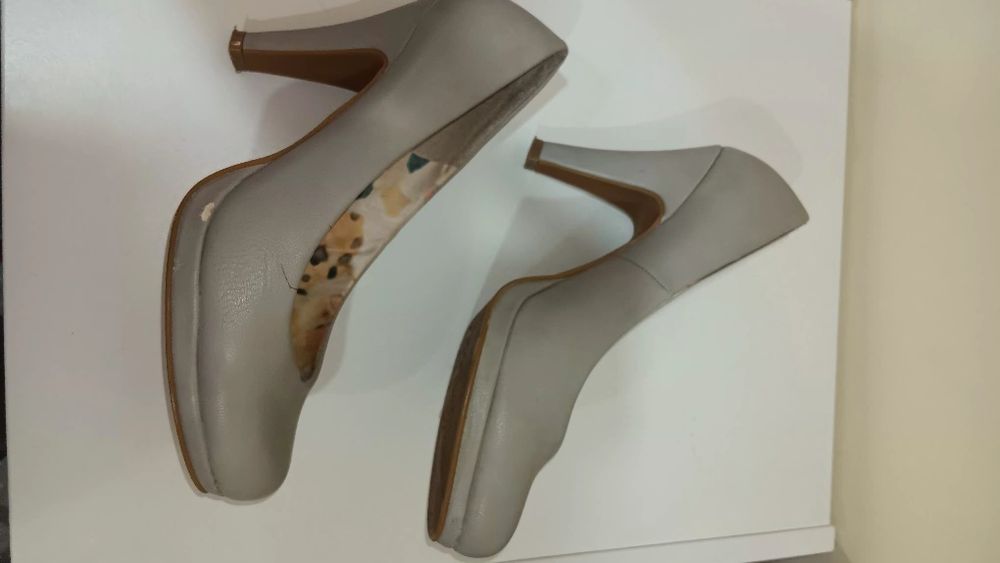 Sapatos  Cinza com Salto Médio