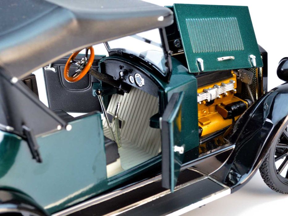 Колекційна модель Signature Models 1920 Cleveland Roadster (1:18), зелена