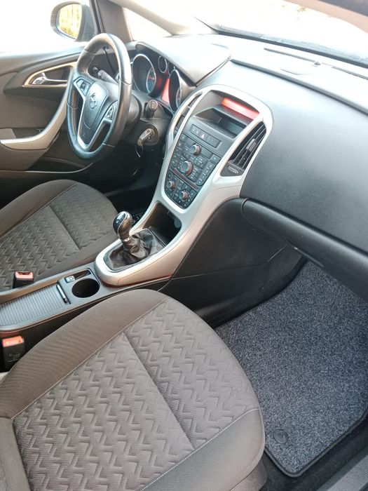 Opel astra J 2014rok 1.4turbo 140koni