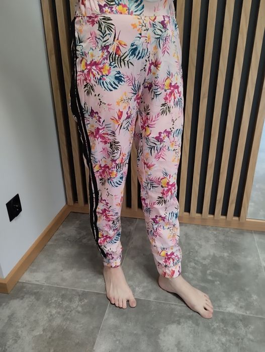 Spodnie firmy Sinsay Xs