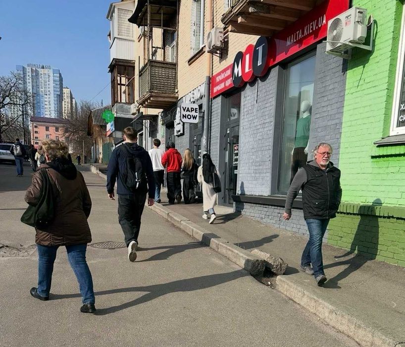 Оренда Фасад 37.5 м2 Центр м.Вокзал на Постійному русі між Екомаркет,Аврора ,Локомотив ,Жк Малахіт та Залізничним Вокзалом ,кінцевими Зупинками метро