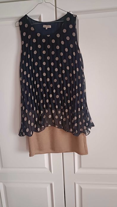 Lindo vestido azul com bolinhas brancas