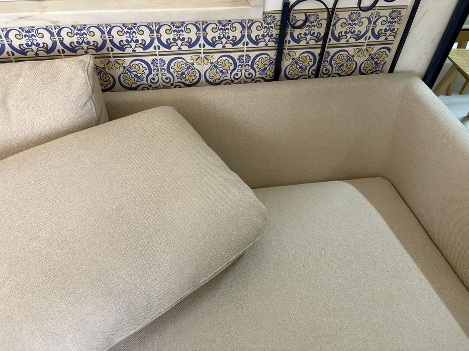Sofá bege da marca Area, em otimo estado sem manchas e muito confortável!